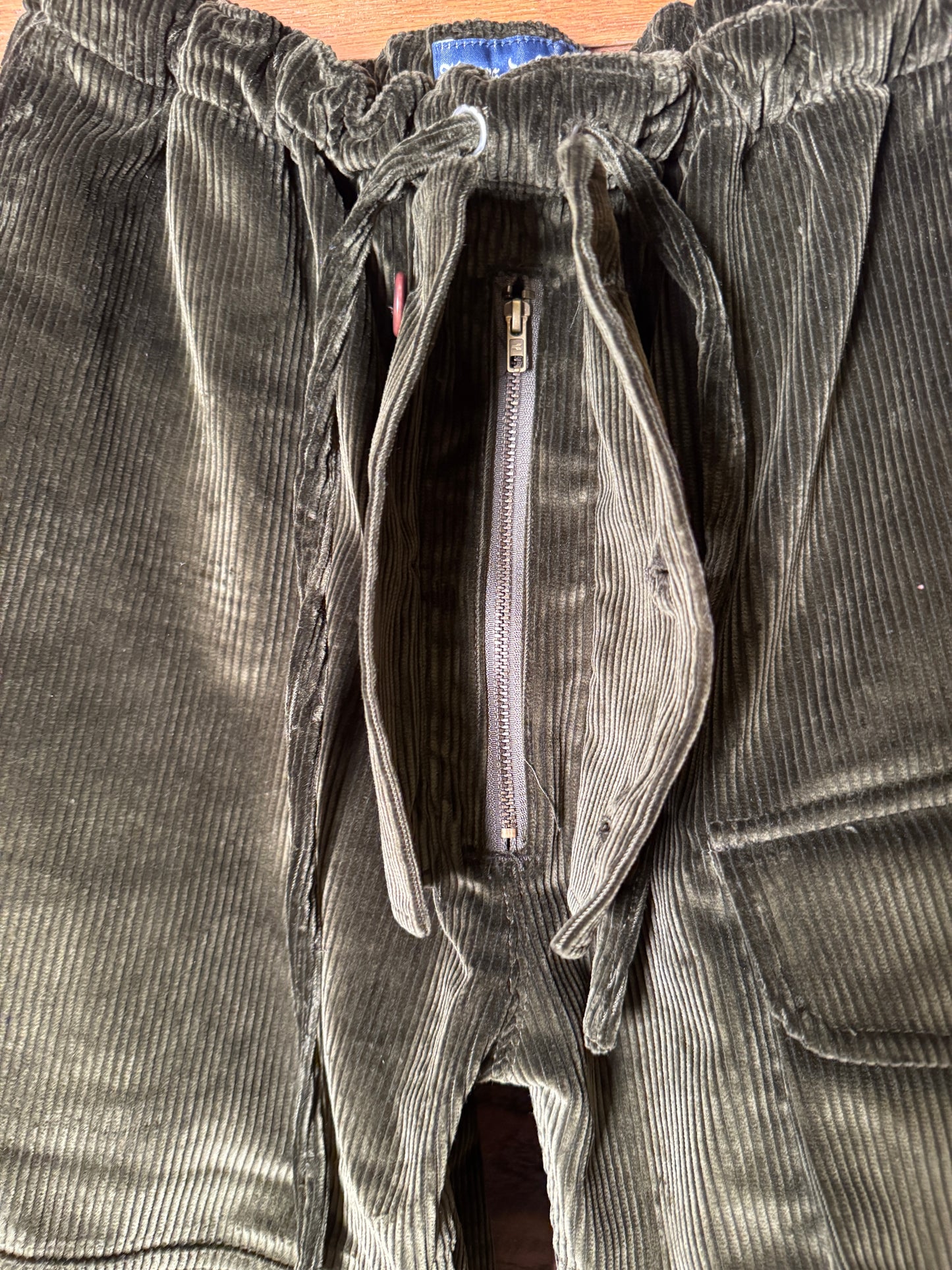 Fleurs de Bagne / SUBMARINER コーデュロイパンツ — Brisbane Moss コーデュロイ使用（カーキ）