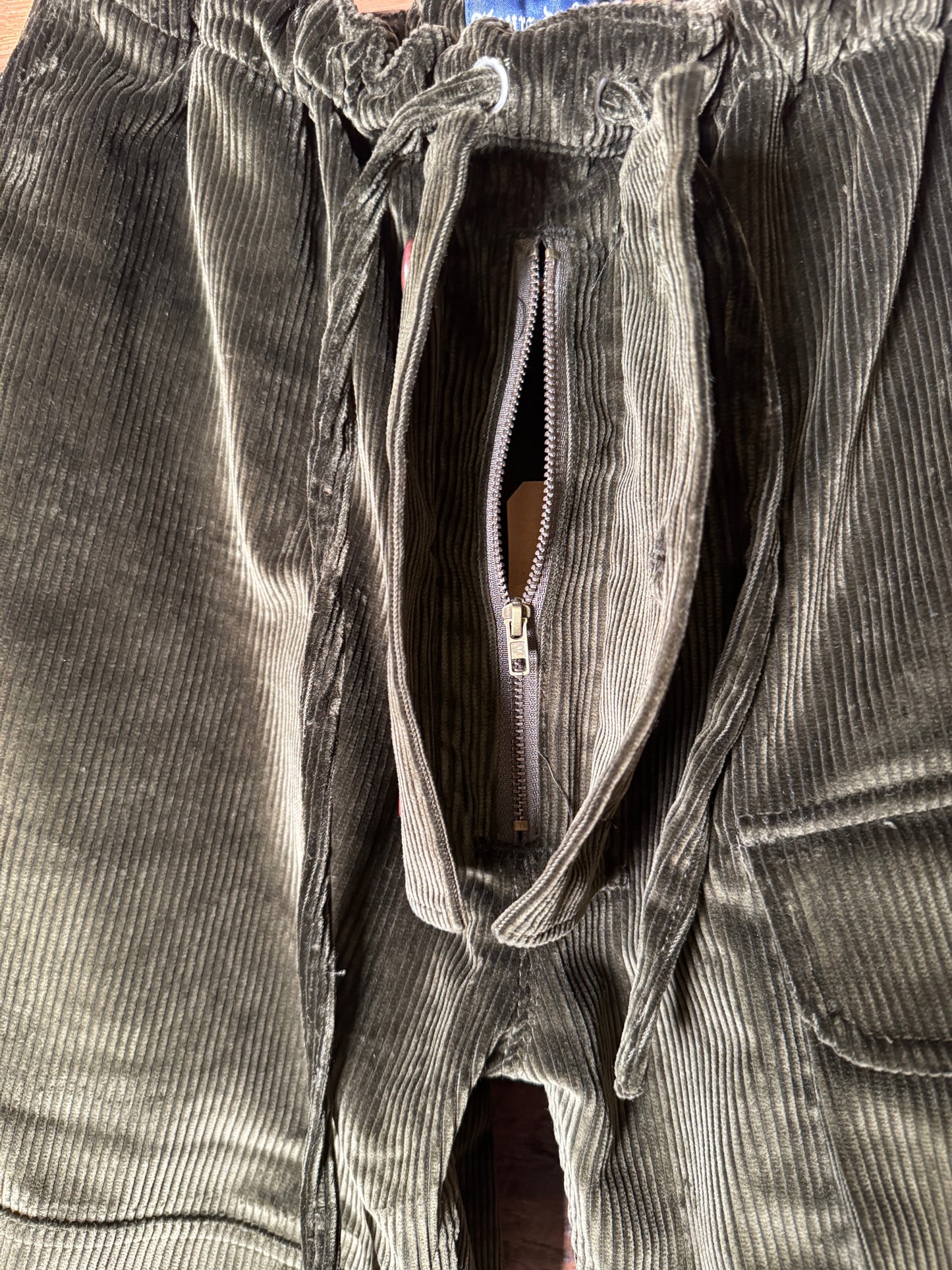 Fleurs de Bagne / SUBMARINER コーデュロイパンツ — Brisbane Moss コーデュロイ使用（カーキ）